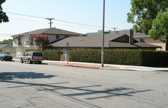 303 S Kenneth Rd in Burbank, CA - Building Photo - Building Photo