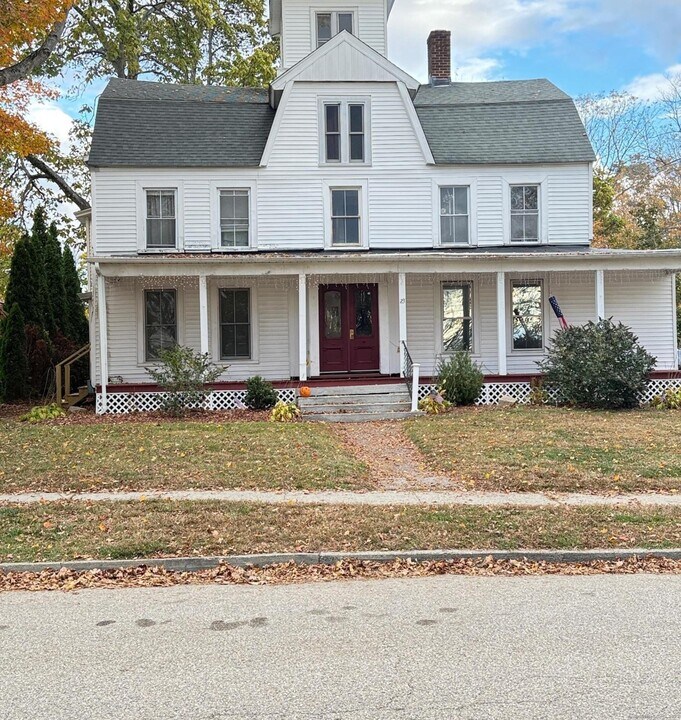 23 Hayward Ave in Colchester, CT - Building Photo