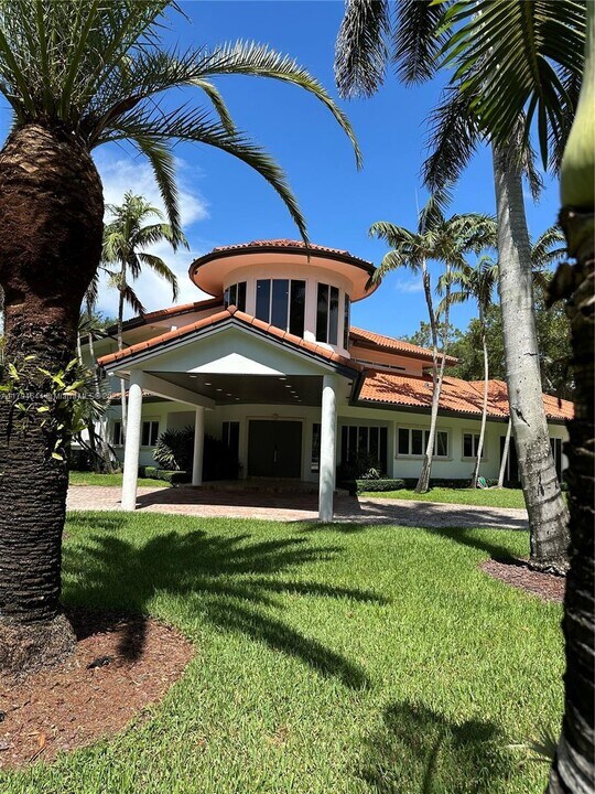 10600 SW 69th Ave in Miami, FL - Building Photo
