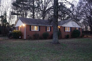 8033 Albemarle Rd in Charlotte, NC - Building Photo