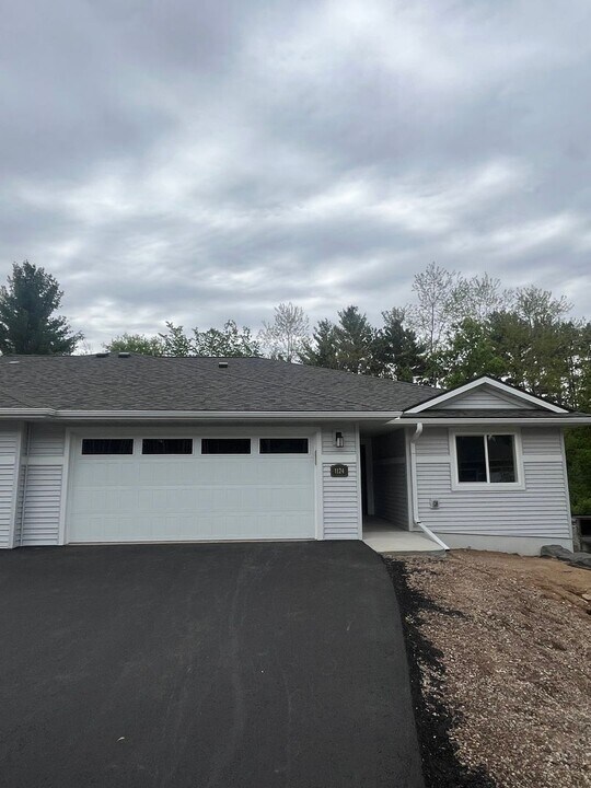 1124 Juniper Pl in Eau Claire, WI - Building Photo