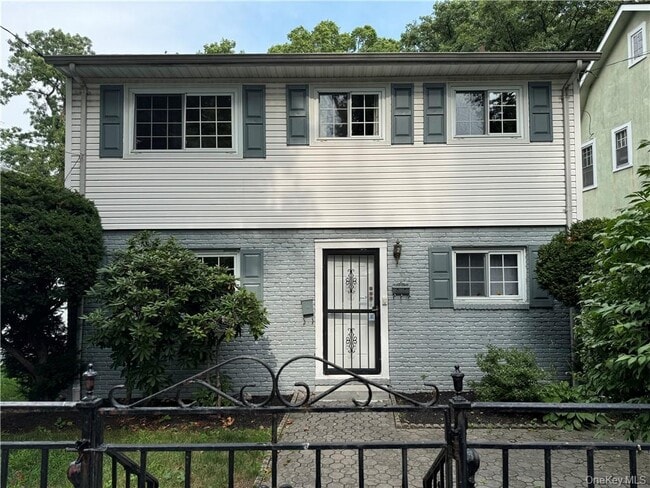 property at 415 Warwick Ave