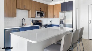 1007 S Mint St, Unit 715 in Charlotte, NC - Foto de edificio - Building Photo