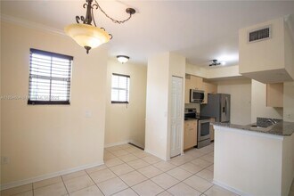 2469 Centergate Dr in Miramar, FL - Foto de edificio - Building Photo