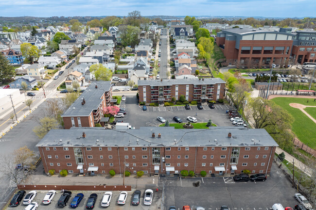 51 Coburn TER in Everett, MA - Foto de edificio - Building Photo