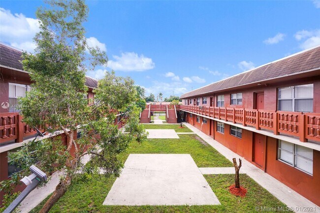 111 NW 152nd St-Unit -22 in Miami, FL - Building Photo - Building Photo