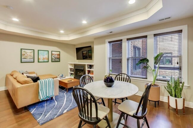 528 W Cornelia Ave in Chicago, IL - Building Photo - Building Photo