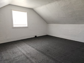 714 8th St NE in Independence, IA - Foto de edificio - Building Photo