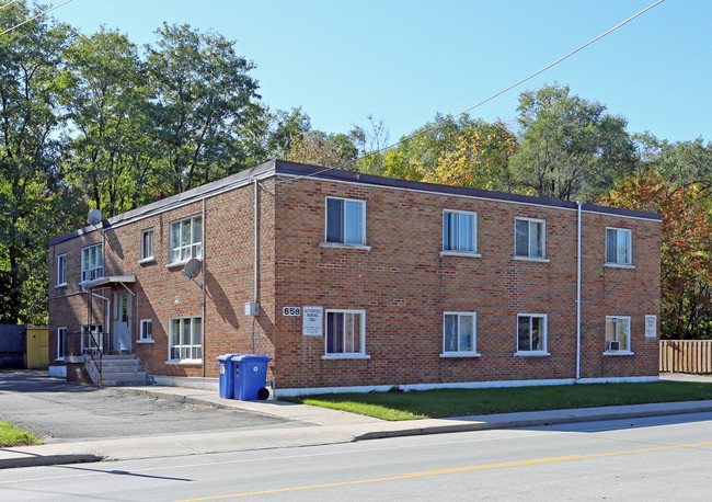 658 Lawrence Rd in Hamilton, ON - Building Photo - Primary Photo