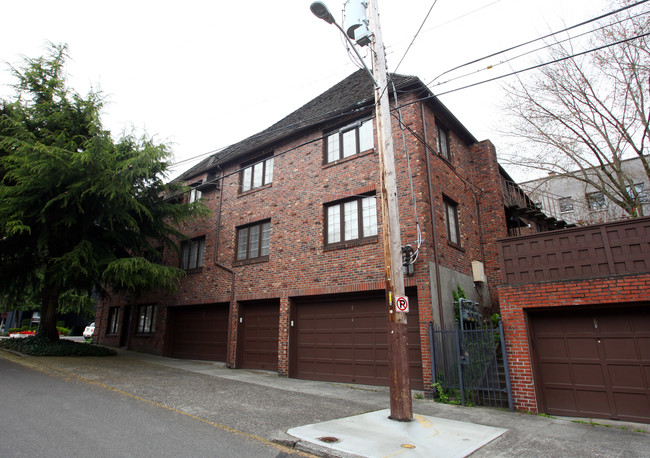 Creswick Apartments in Seattle, WA - Building Photo - Building Photo