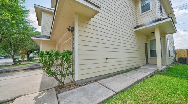 8743 Thistlemoor Ln in Houston, TX - Foto de edificio - Building Photo