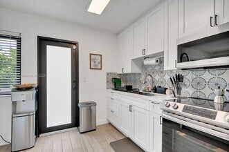595 NW 101st St in Miami, FL - Building Photo - Building Photo