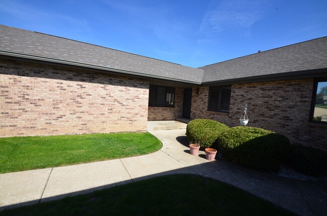 1237 Wood Creek Bend in Rockford, IL - Building Photo - Building Photo