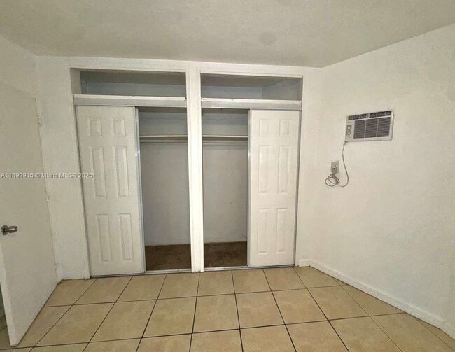 1450 NE 171 St in North Miami Beach, FL - Foto de edificio - Building Photo