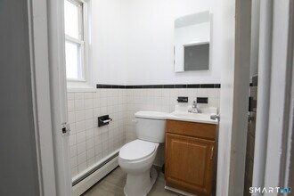 1 Camelot Dr in Bloomfield, CT - Building Photo - Building Photo