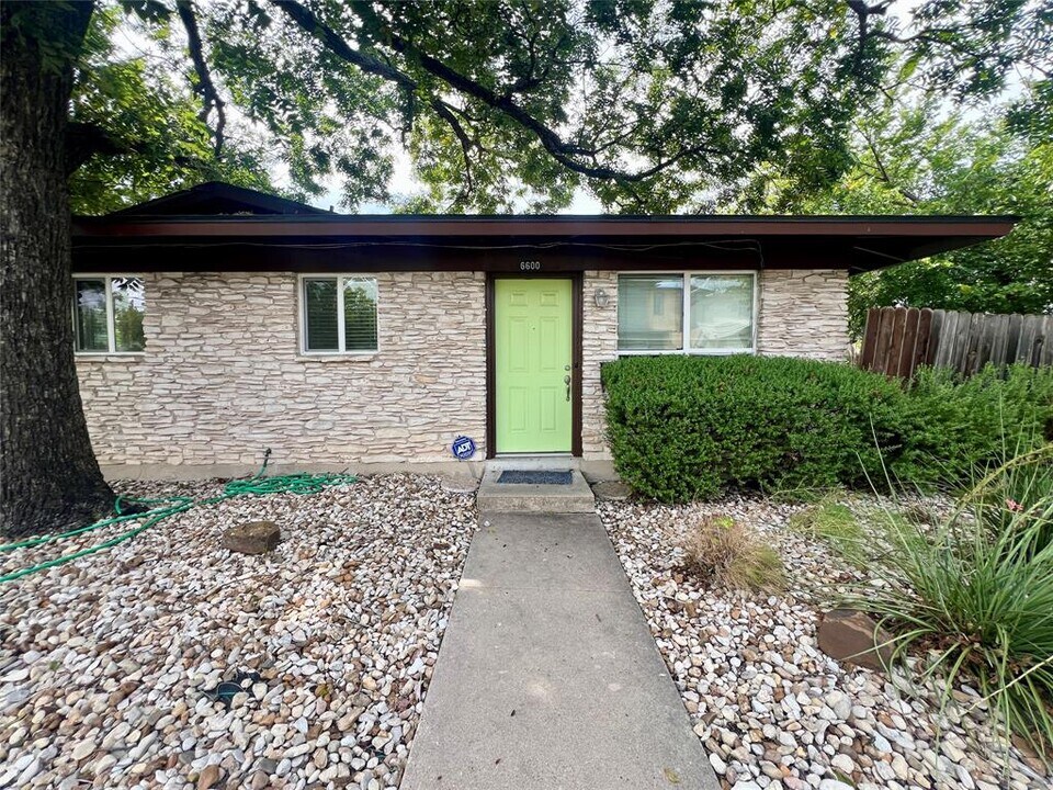 1200 Brentwood St in Austin, TX - Building Photo