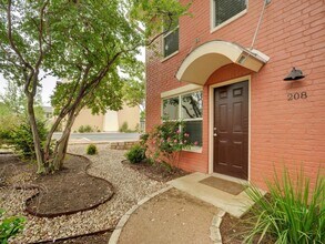 1101 Grove Blvd in Austin, TX - Building Photo - Building Photo