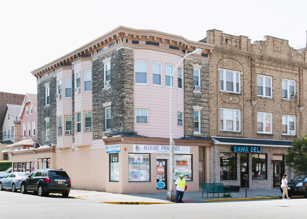 590 Avenue C in Bayonne, NJ - Building Photo