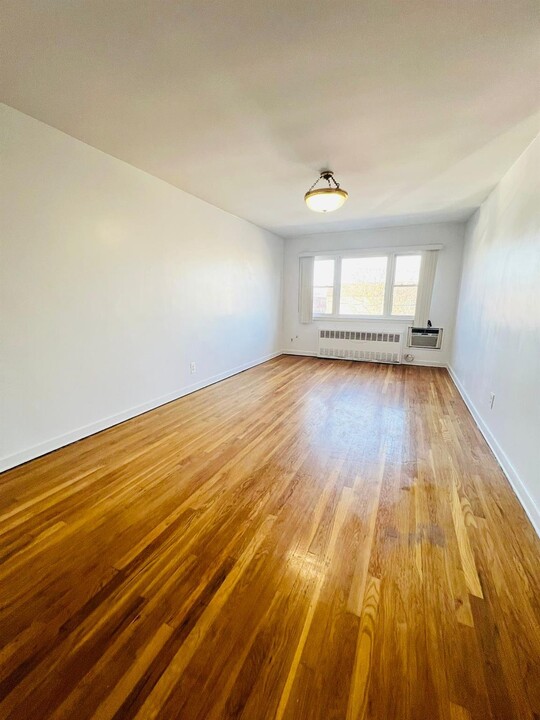 69-88 62nd Ave-Unit -2nd Floor in Queens, NY - Building Photo