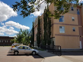 8920 118 Av NW in Edmonton, AB - Building Photo - Building Photo