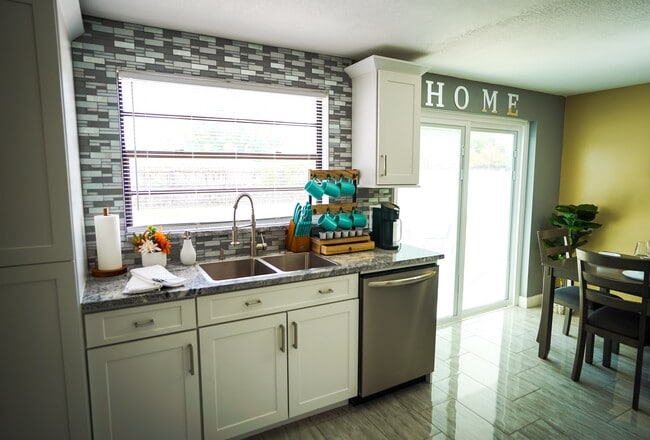 8412 Westridge Dr in Tampa, FL - Building Photo - Building Photo