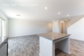5904 Swift Lariat St in Las Vegas, NV - Building Photo - Building Photo