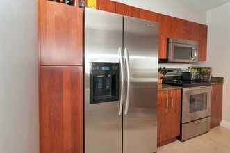 1200 Brickell Bay Dr, Unit 2803 in Miami, FL - Foto de edificio - Building Photo