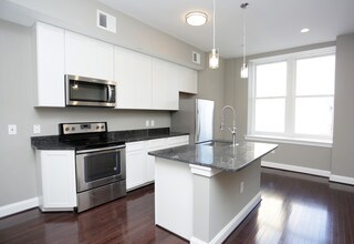 208-210 E Redwood St in Baltimore, MD - Building Photo - Interior Photo