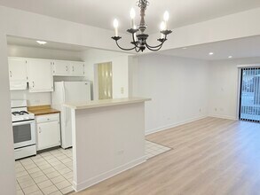 101 E Central Rd in Glenview, IL - Building Photo - Building Photo