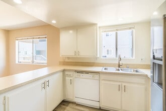 2102 Mathews Ave, Unit B in Redondo Beach, CA - Foto de edificio - Building Photo