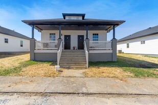 401-403 Novelty St in Altavista, VA - Building Photo