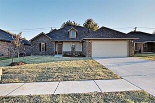 412 Charles Ct in Yukon, OK - Building Photo
