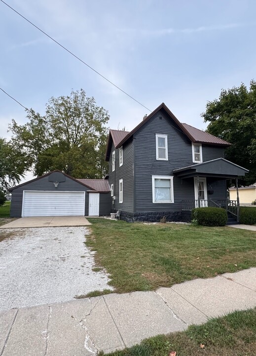 102 E 8th St in Sumner, IA - Building Photo