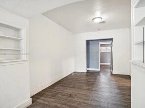 586 NW 48th St in Miami, FL - Foto de edificio - Building Photo