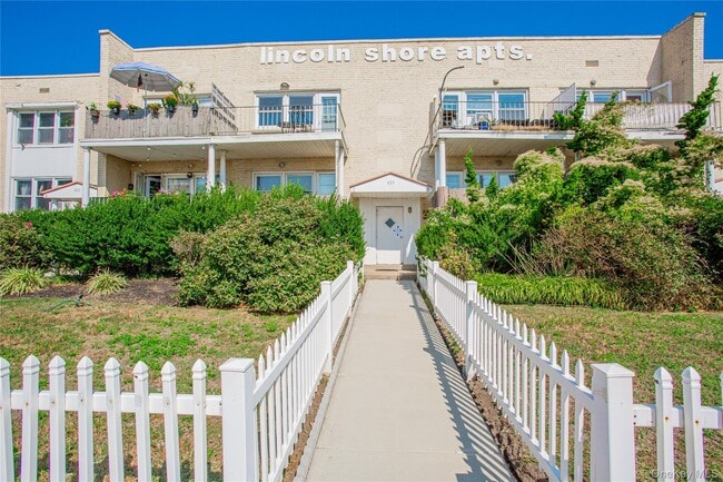 325 Shore Rd in Long Beach, NY - Building Photo - Building Photo