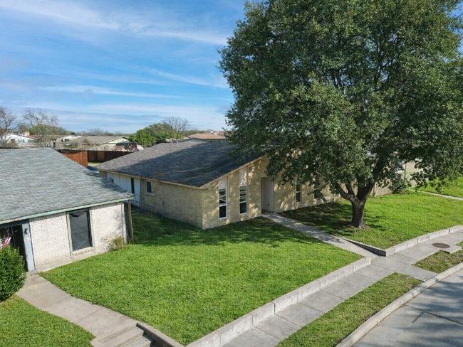 6013 Cedar Ln in Rowlett, TX - Foto de edificio - Building Photo