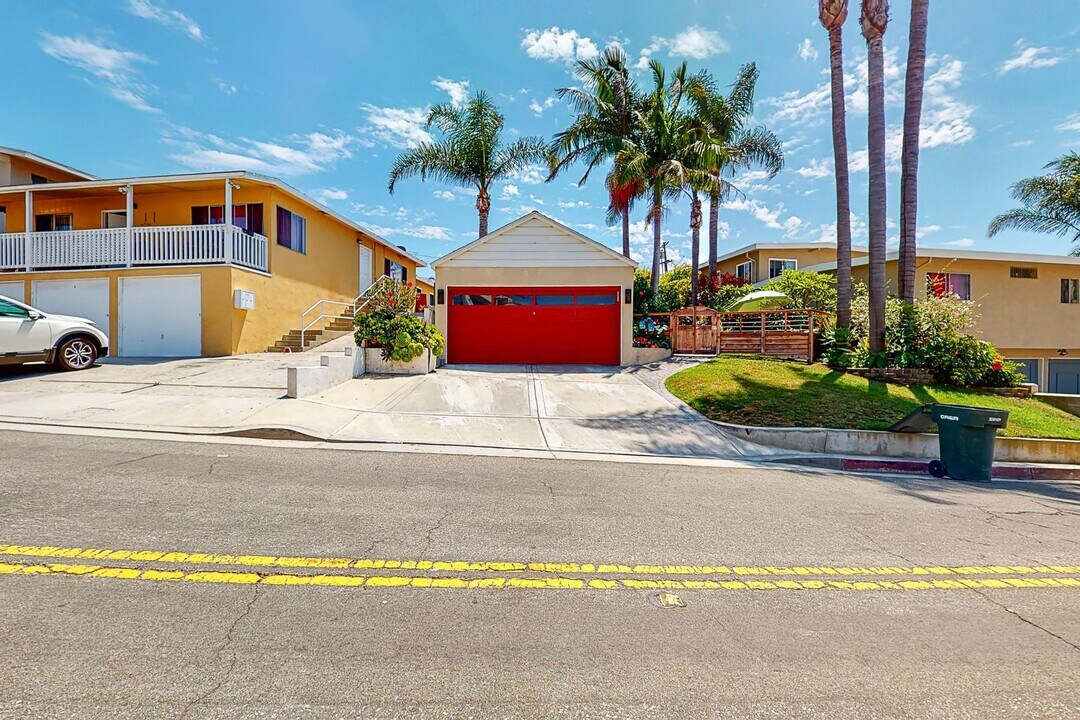 251 Avenida Rosa in San Clemente, CA - Building Photo