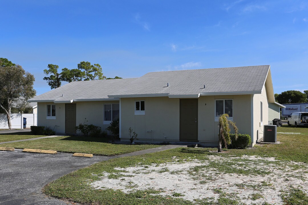 Newton Woods Apartments in West Palm Beach, FL - Building Photo