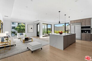 725 Croft Ave in Los Angeles, CA - Building Photo