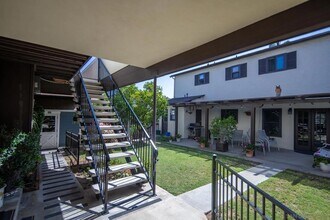 324 D Ave, Unit 0115105 in Coronado, CA - Building Photo - Building Photo