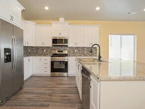 656 Nobility Dr in Medford, OR - Foto de edificio - Building Photo