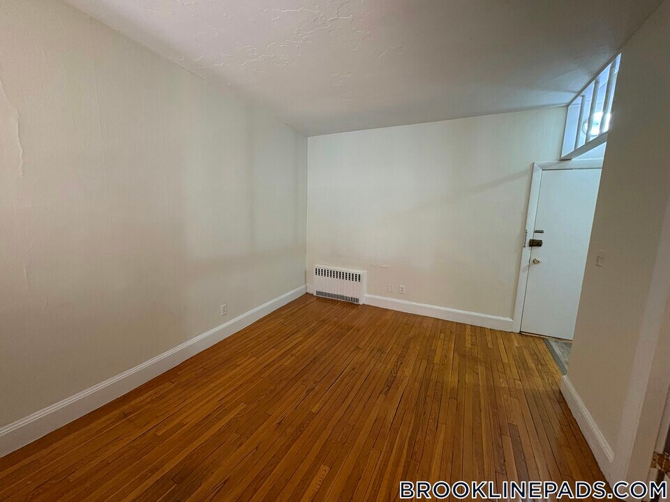 33 Lancaster Terrace in Brookline, MA - Building Photo