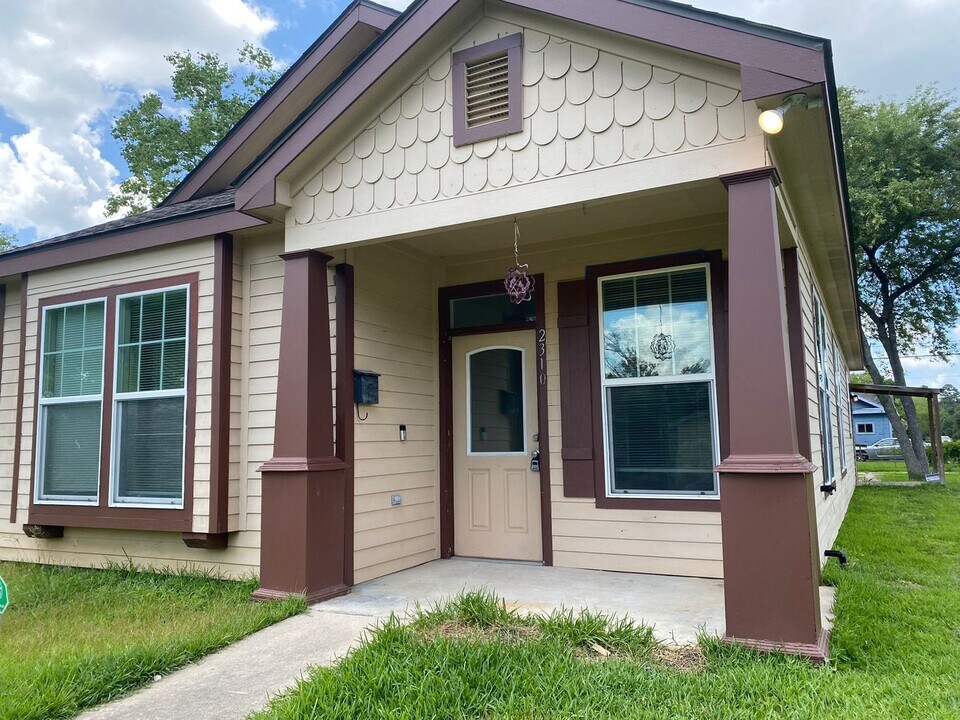 2310 Rusk St in Beaumont, TX - Building Photo