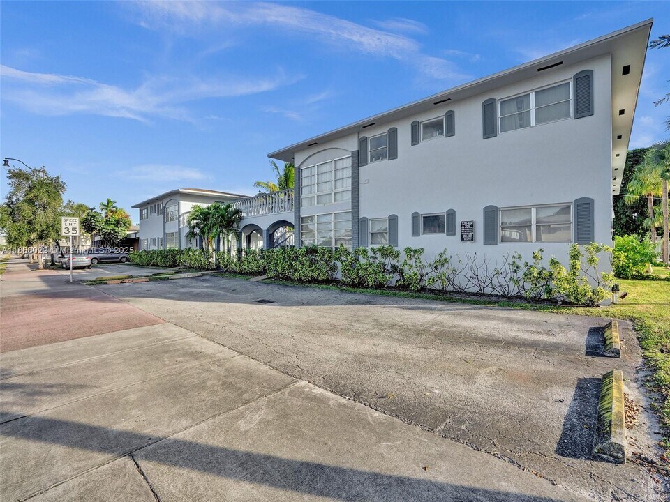 5112 Hollywood Blvd in Hollywood, FL - Foto de edificio