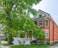 376 Woolwich St in Guelph, ON - Building Photo