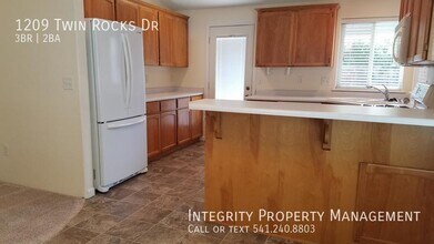 1209 Twin Rocks Dr in Central Point, OR - Building Photo - Building Photo
