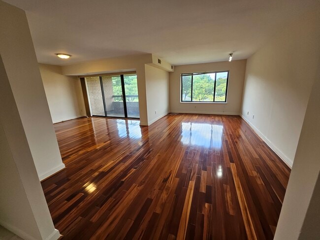 11305 Commonwealth Dr, Unit 304 in Rockville, MD - Foto de edificio - Building Photo