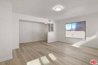 20464 Elkwood St in Los Angeles, CA - Building Photo - Building Photo