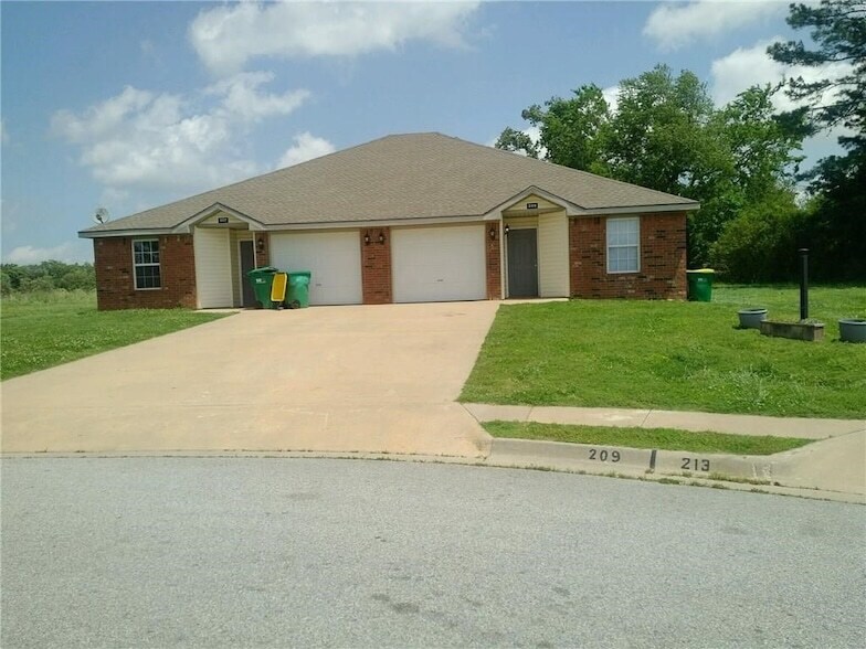 330 Graystone Cir in Centerton, AR - Foto de edificio