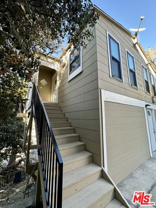 1009 Manzanita St in Los Angeles, CA - Building Photo